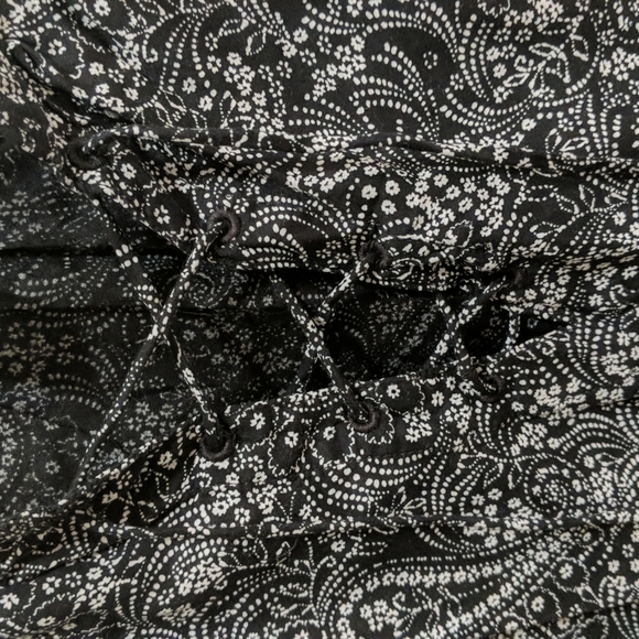 Old Navy Women's Short Sleeve Paisley 1/4 Top w/Tie Front Size XS - Picture 3 of 7